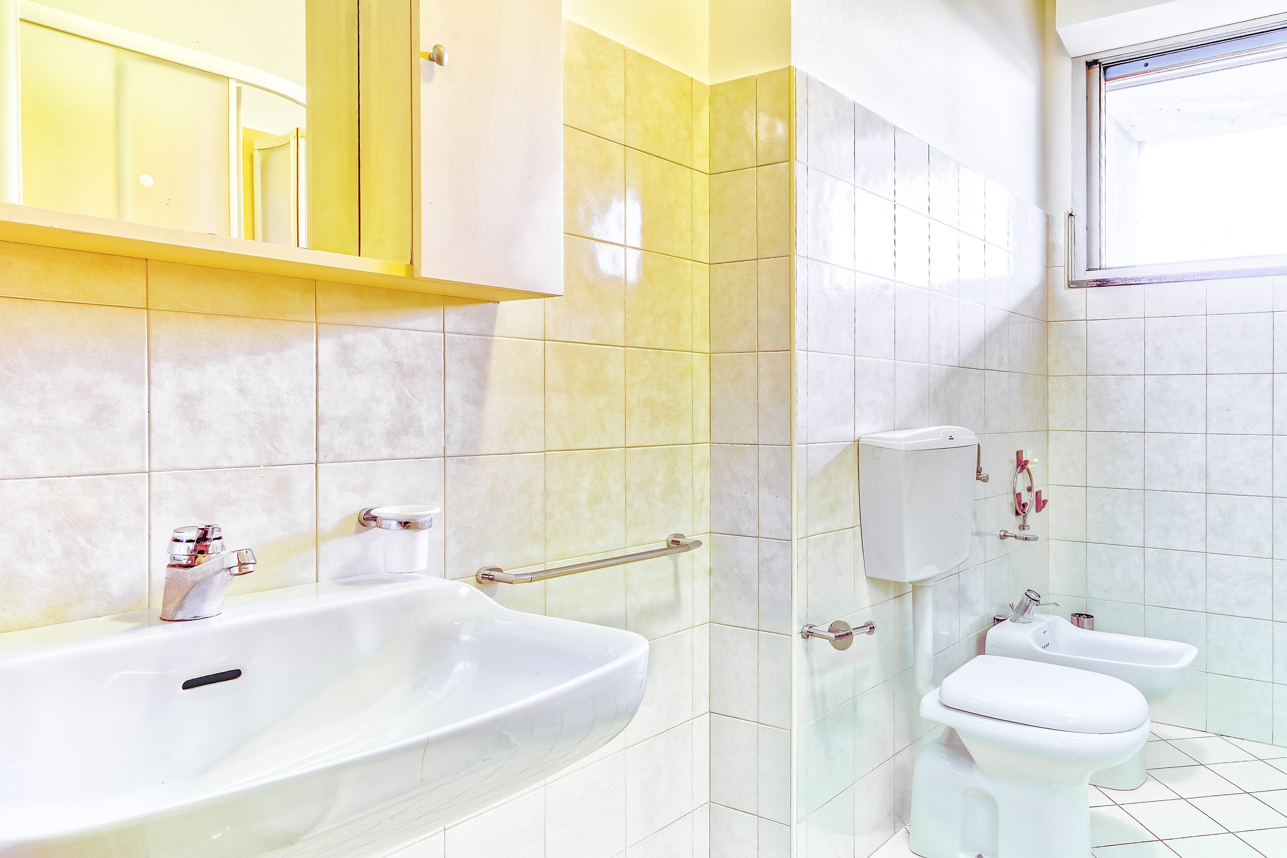 Sanitari e lavabo del bagno finestrato