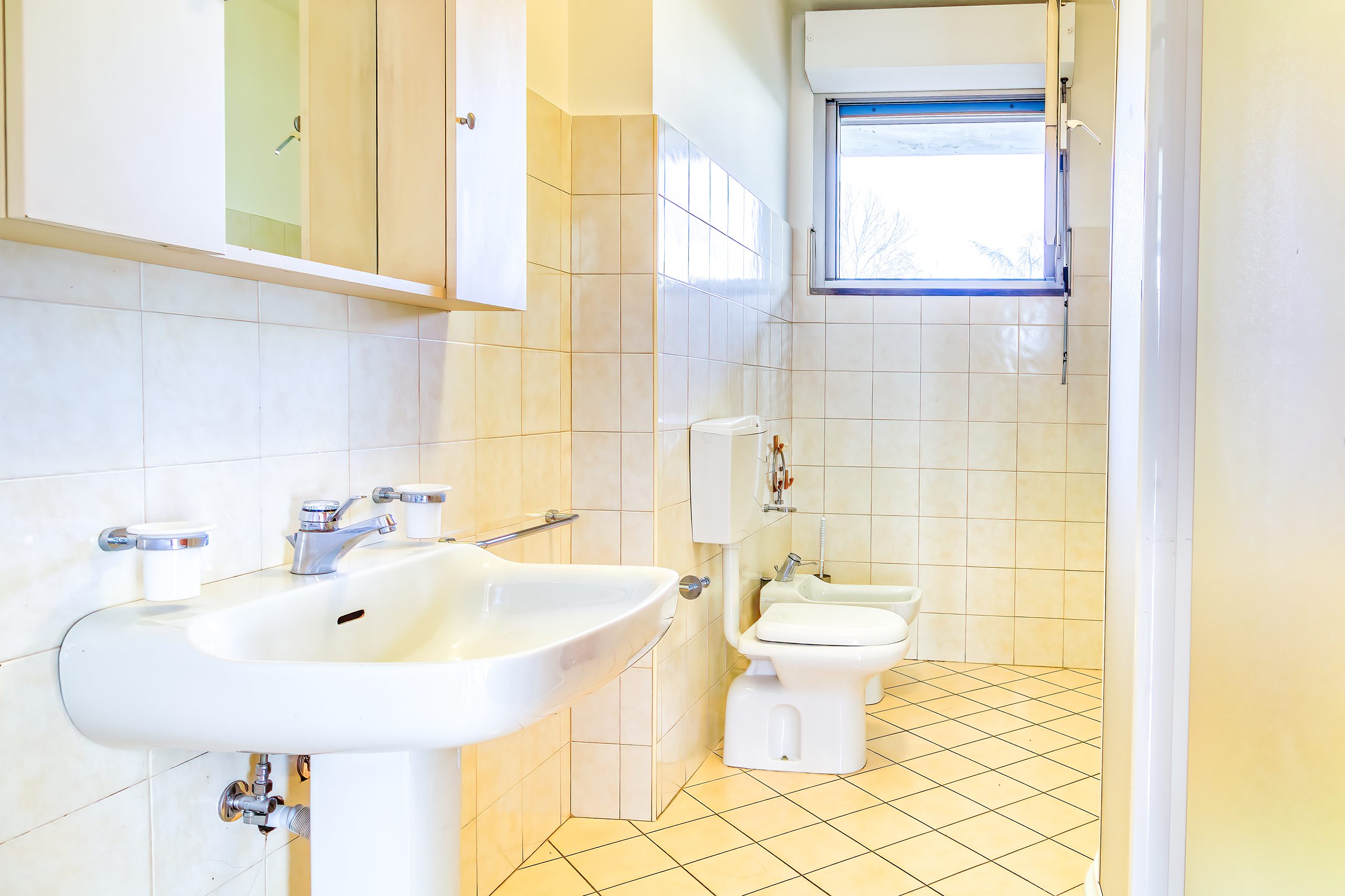 Bagno finestrato con box doccia