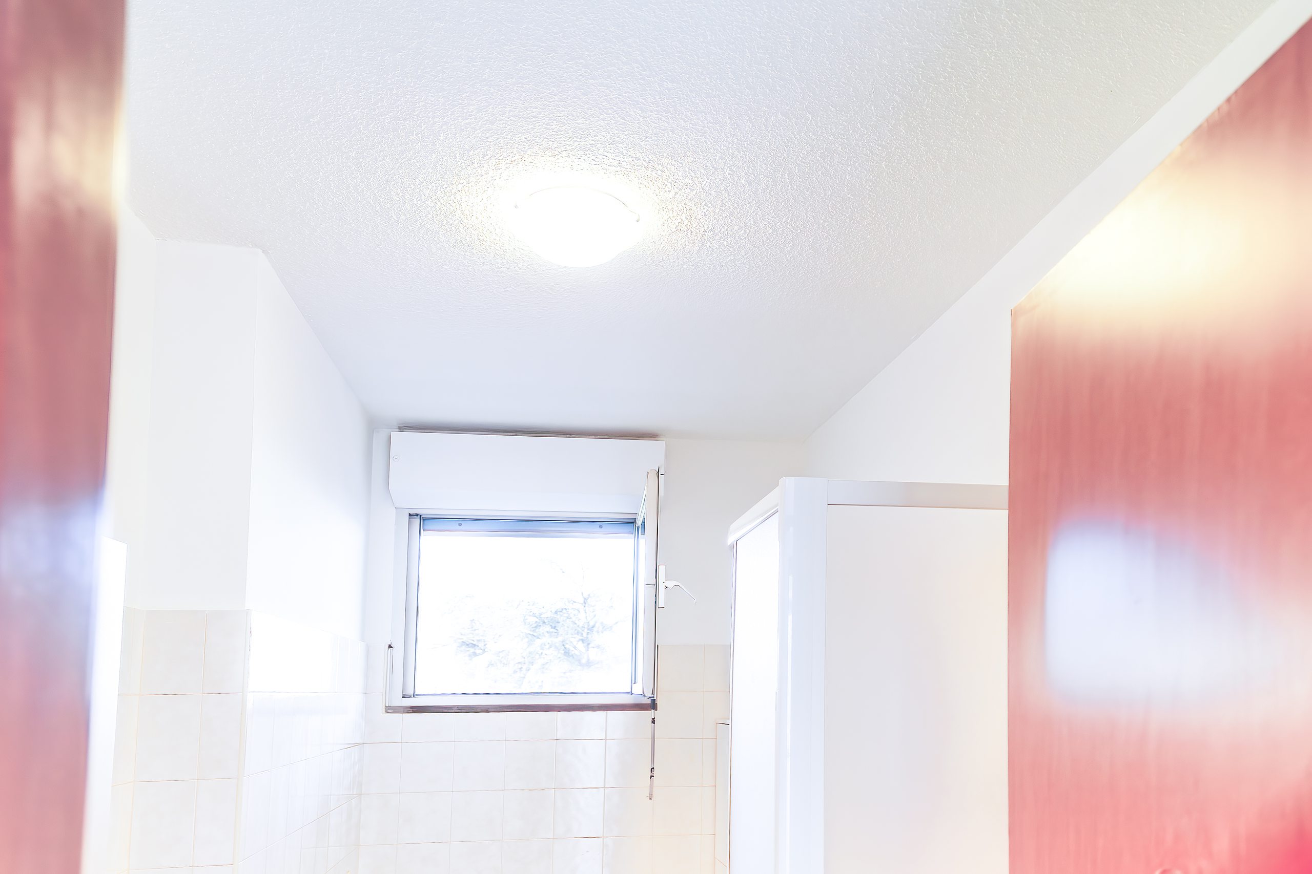 La finestra che porta luce naturale nel bagno