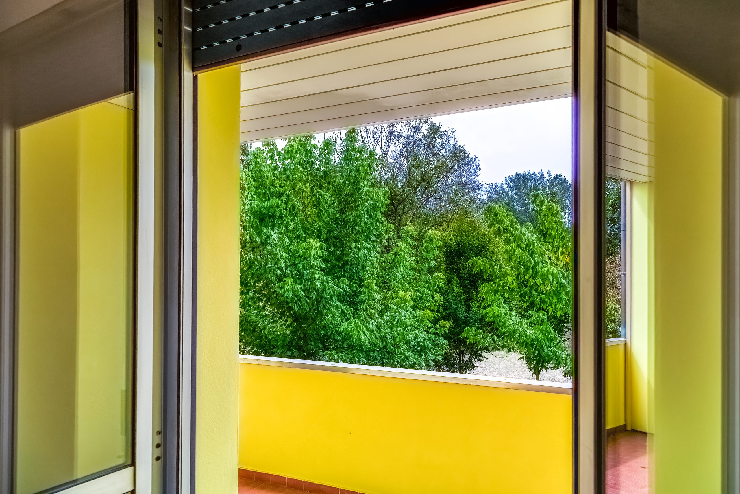 Balcone di 12 mq affacciato sugli alberi del Parco della Pace