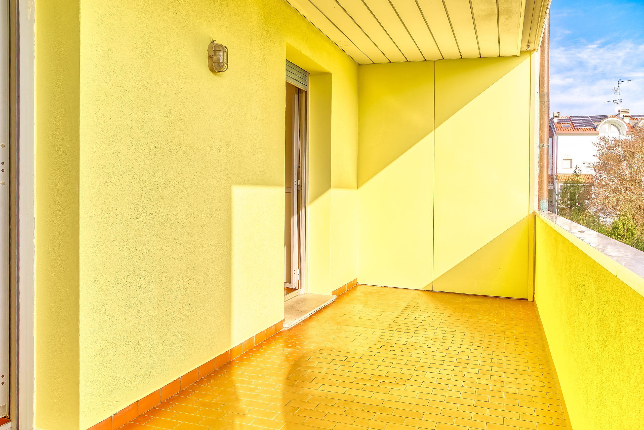Il balcone coperto che guarda verso gli alberi