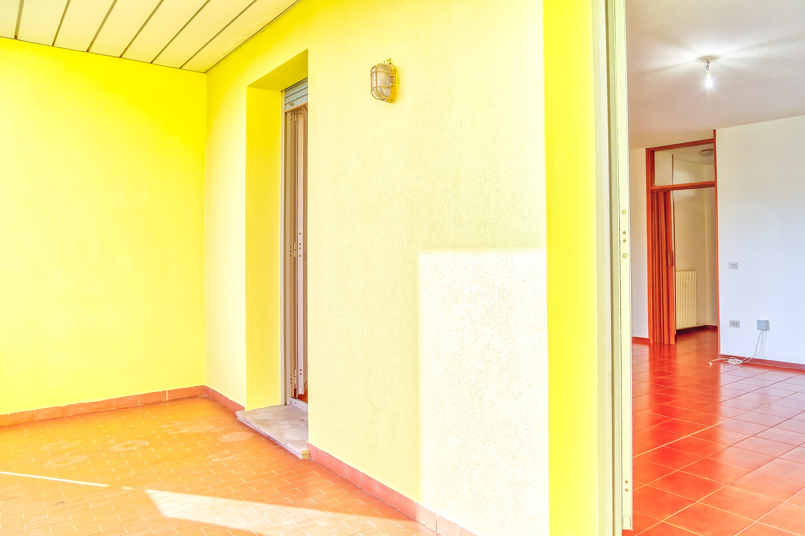 Il balcone e la porta-finestra che riporta in salone