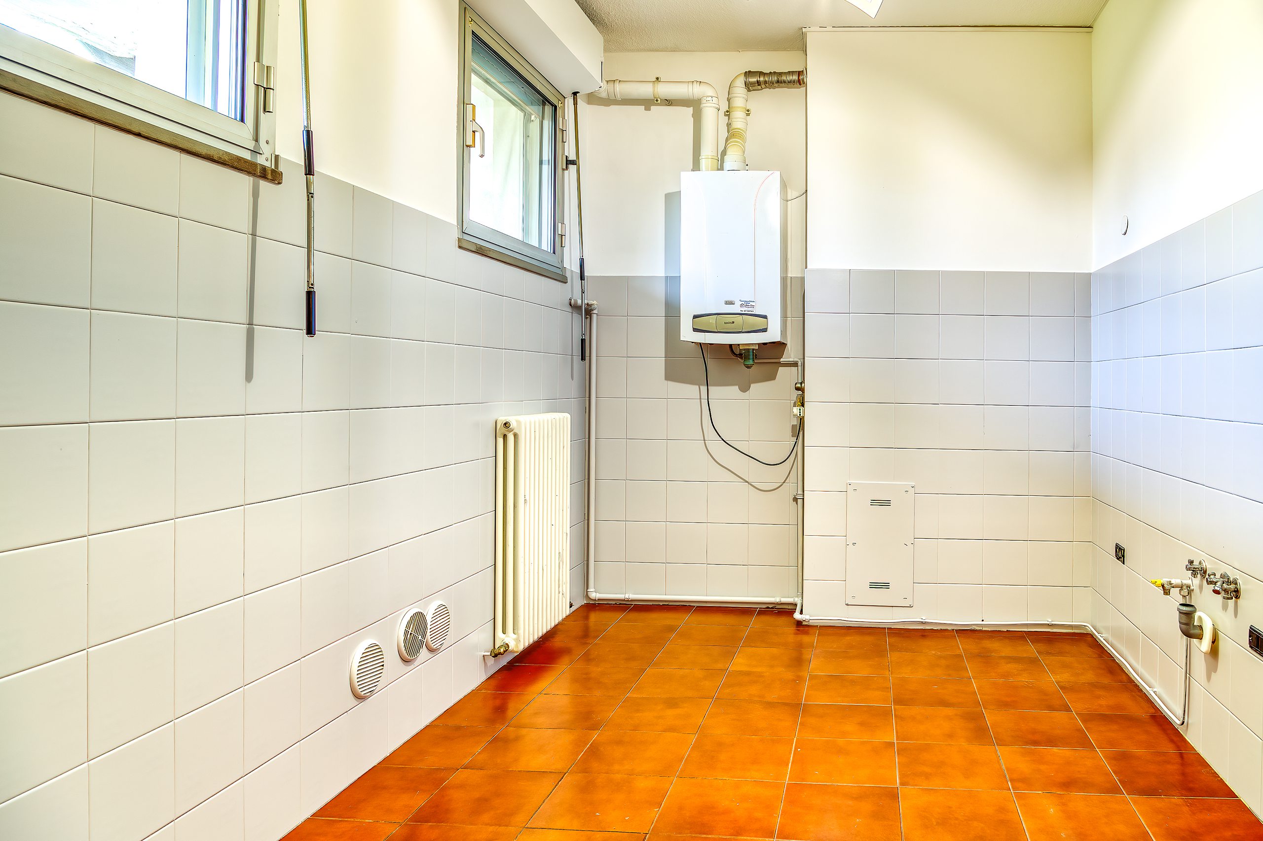Cucina abitabile vista nel suo insieme