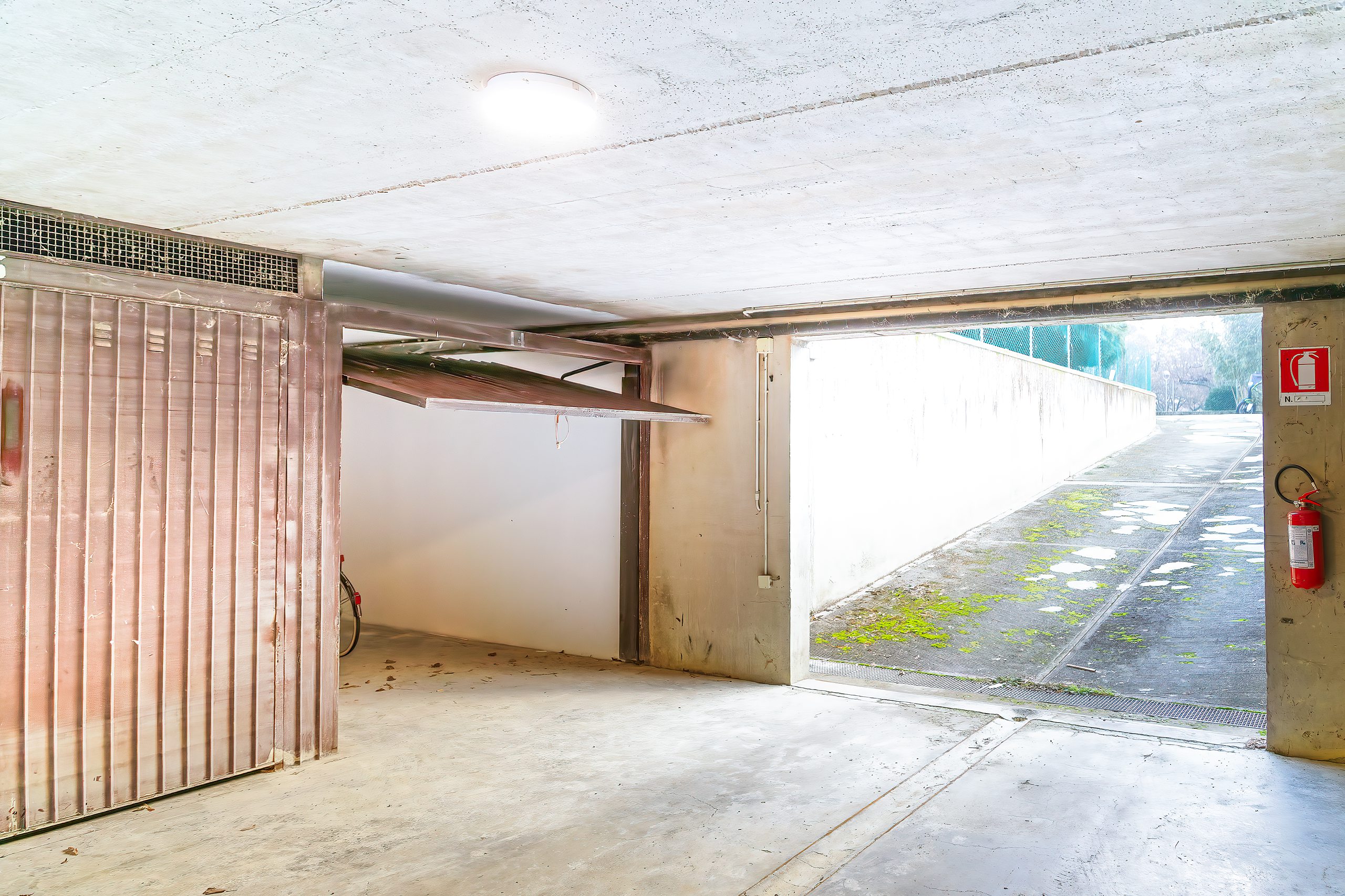 Accesso carrabile al garage con rampa e cancello automatico