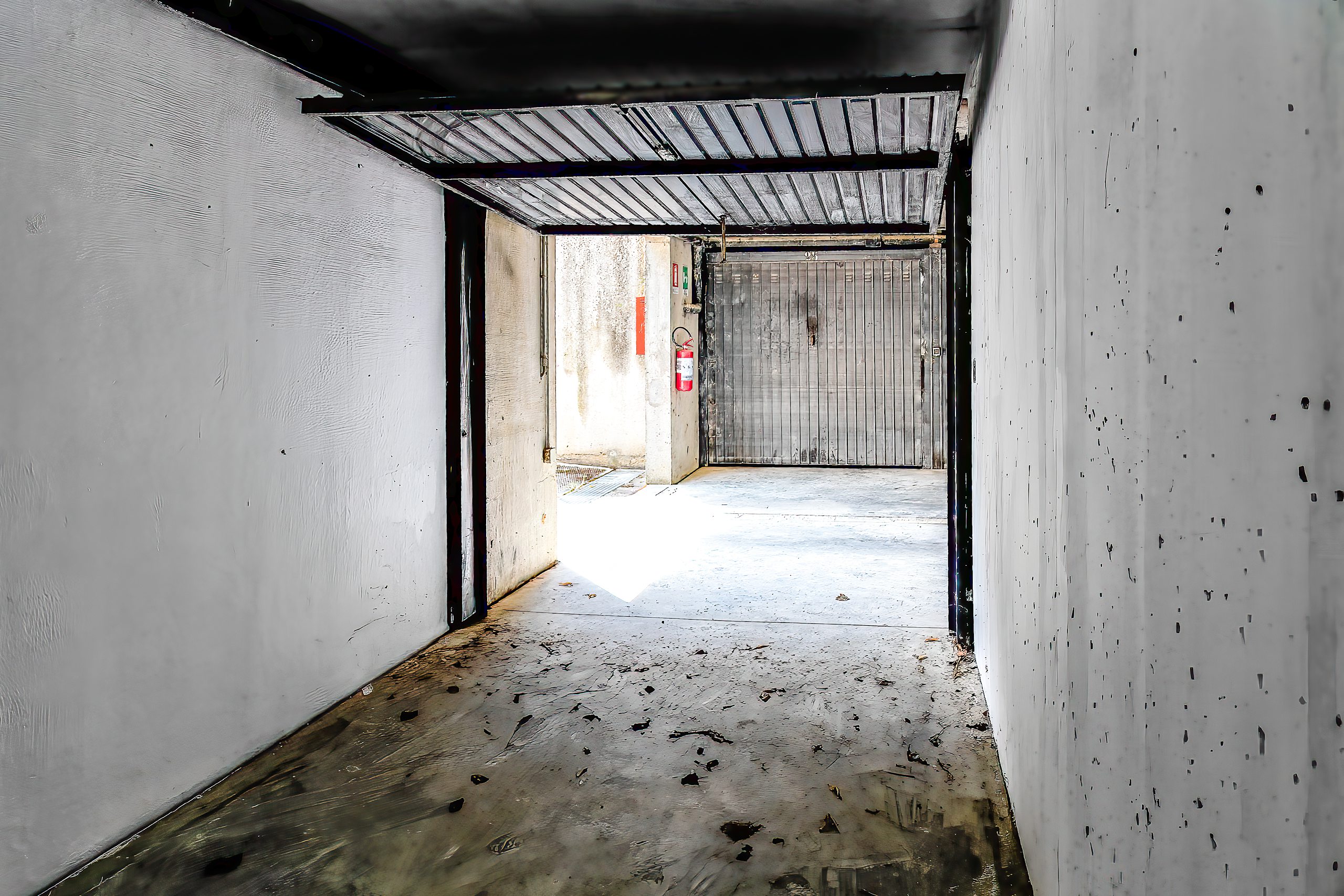 Il garage visto dall'interno verso l'uscita