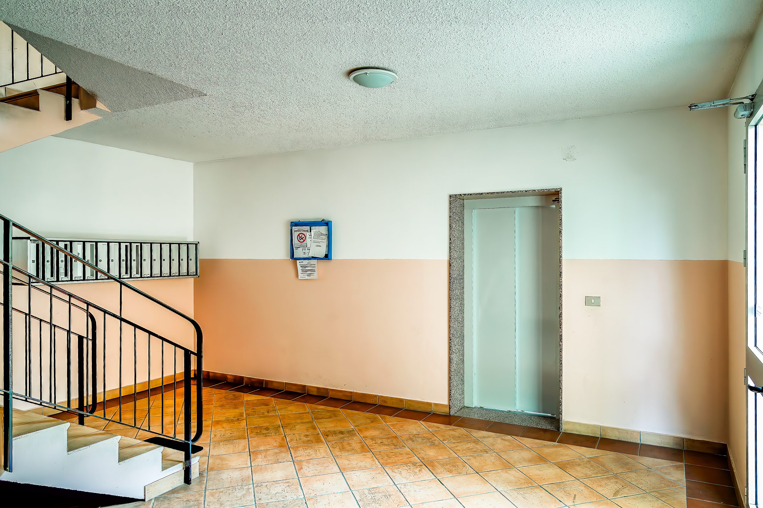 Ingresso condominiale con l'ascensore