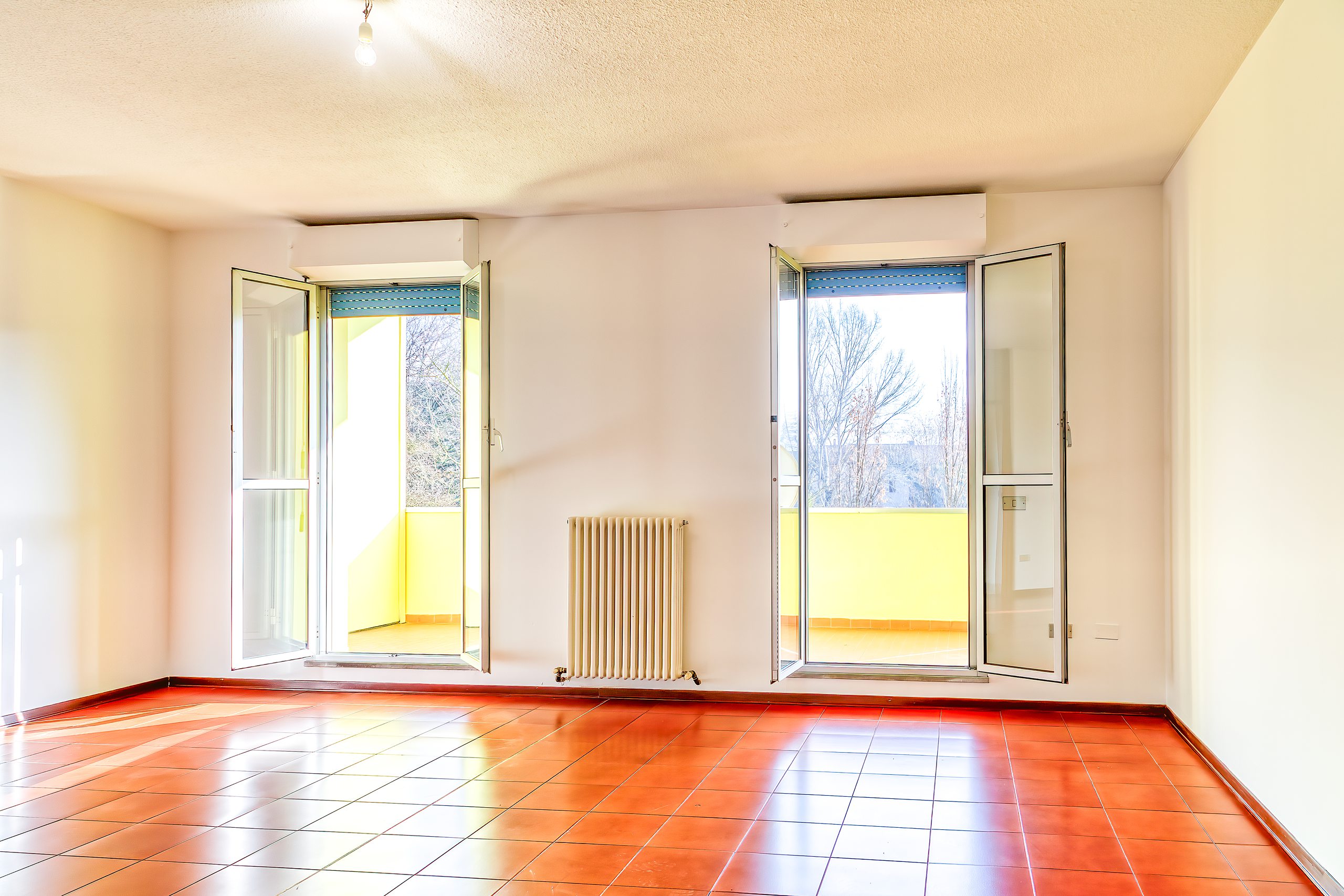 Le due porte-finestre del salone affacciate sul verde