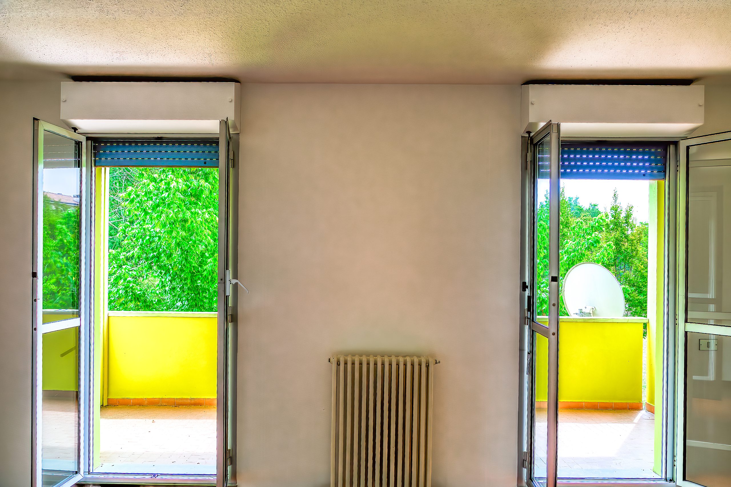 Dal salone si vedono il balcone e gli alberi del Parco della Pace