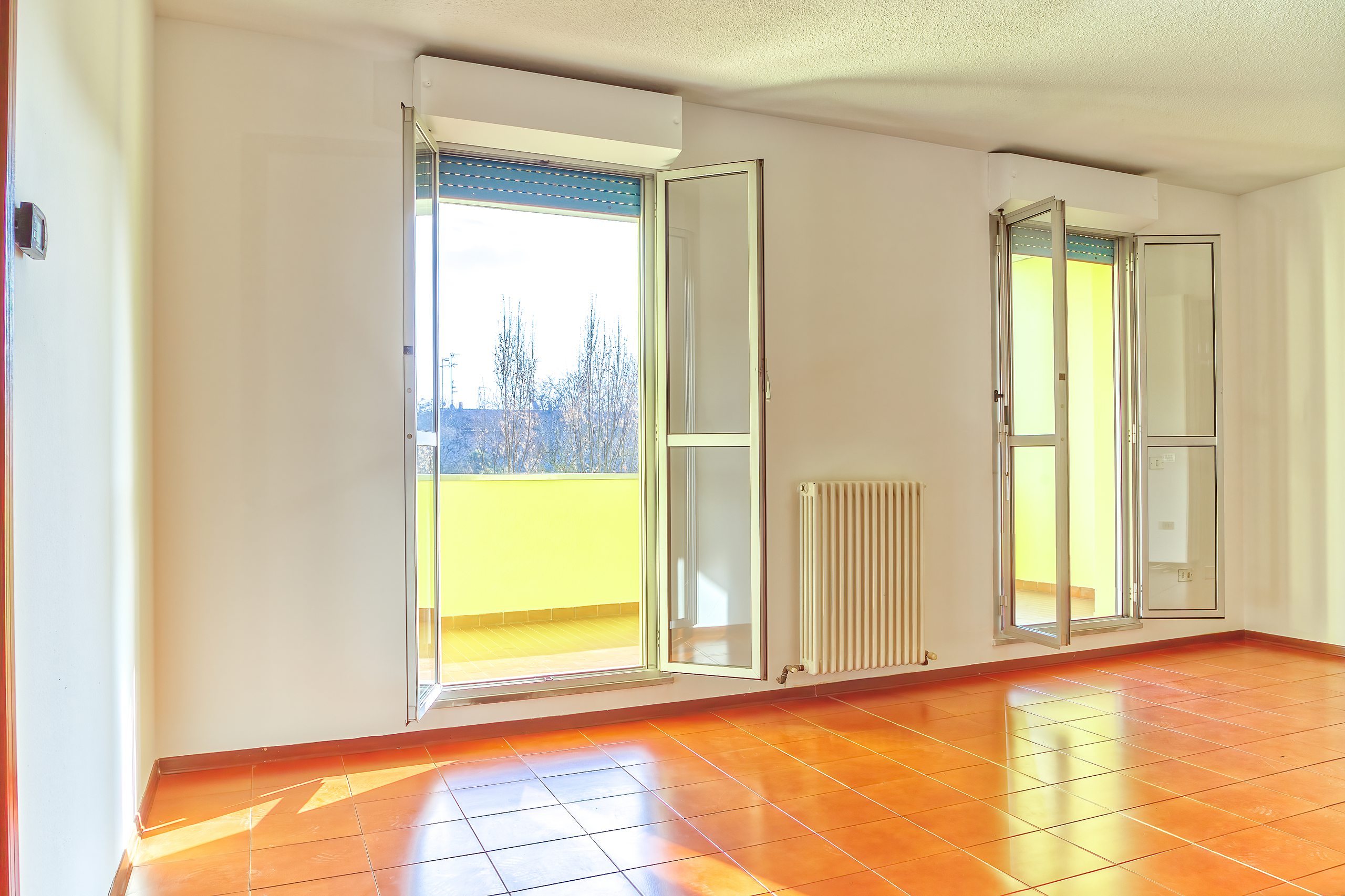 Salone con entrambe le porte-finestre spalancate